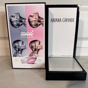 Ariana Grande mod perfume display